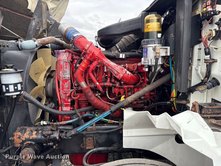 image for item EG8921 2006 International 9400 semi truck