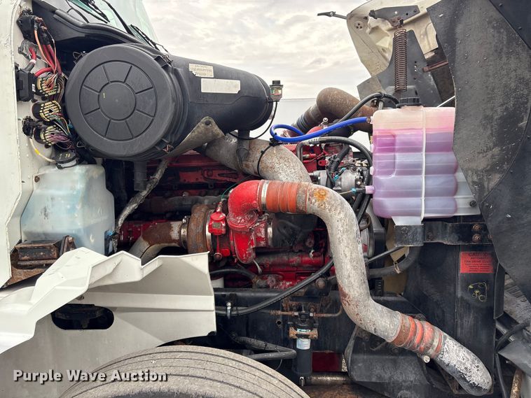 image for item EG8921 2006 International 9400 semi truck