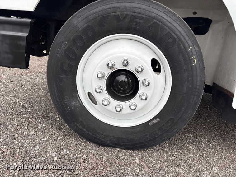 image for item EG8921 2006 International 9400 semi truck