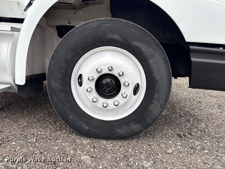 image for item EG8921 2006 International 9400 semi truck