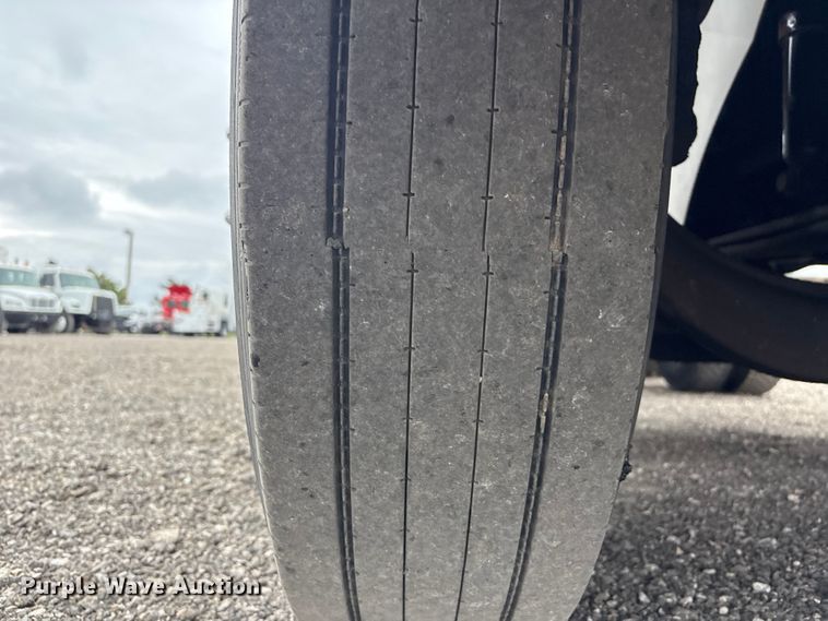 image for item EG8921 2006 International 9400 semi truck