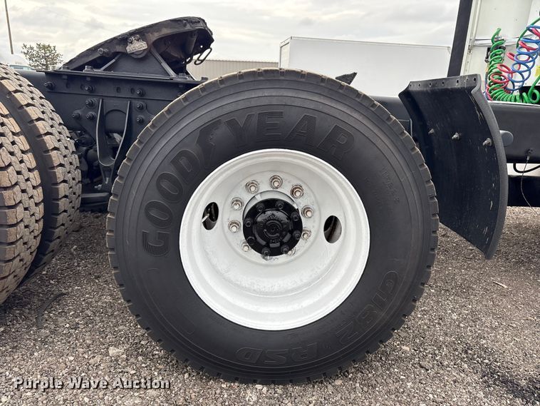 image for item EG8921 2006 International 9400 semi truck