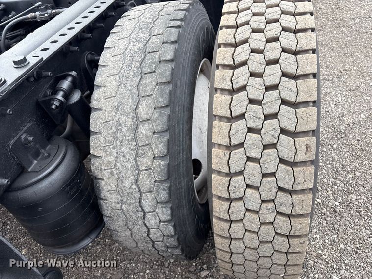 image for item EG8921 2006 International 9400 semi truck