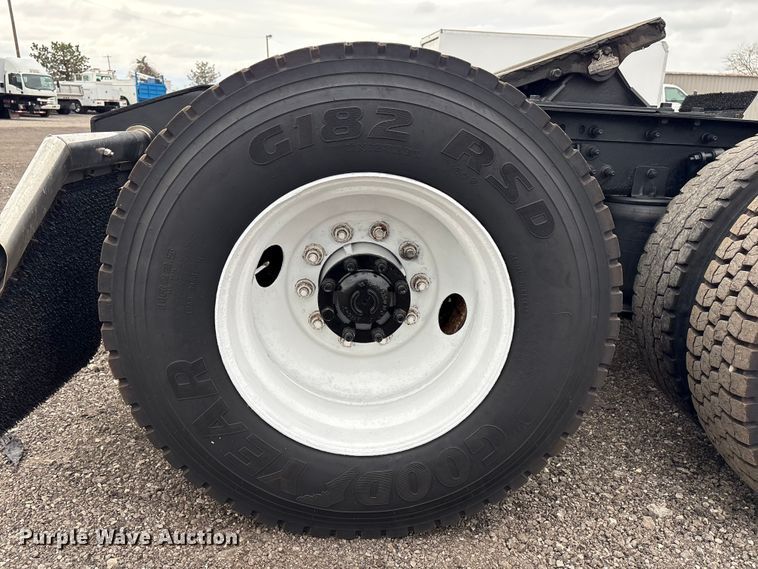 image for item EG8921 2006 International 9400 semi truck