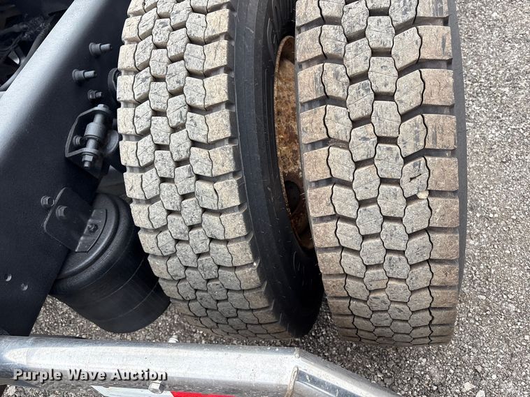 image for item EG8921 2006 International 9400 semi truck