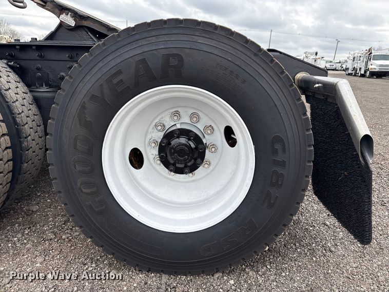 image for item EG8921 2006 International 9400 semi truck