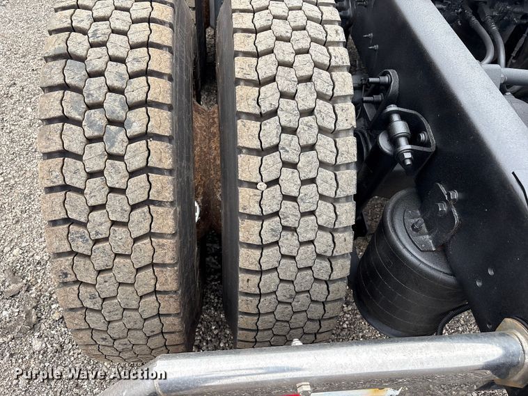 image for item EG8921 2006 International 9400 semi truck