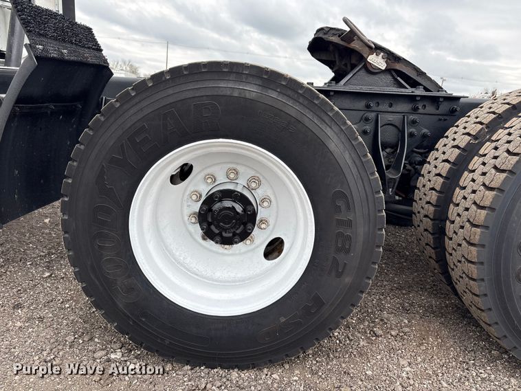 image for item EG8921 2006 International 9400 semi truck