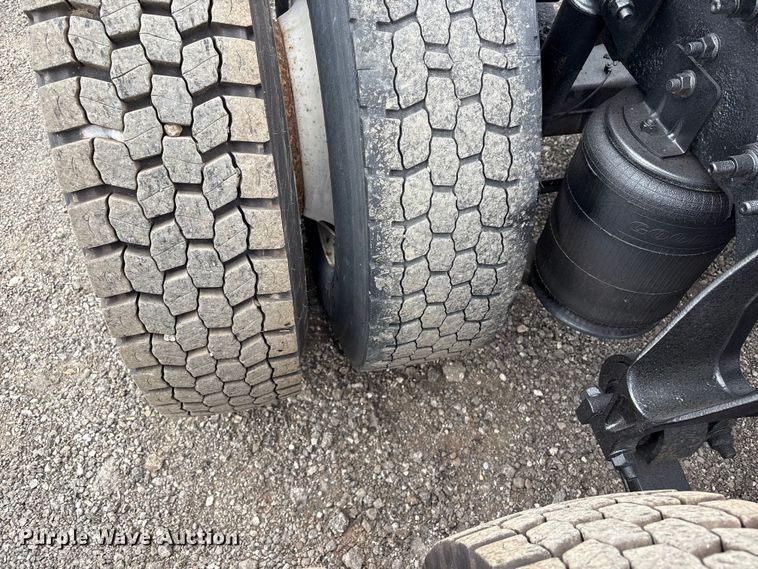 image for item EG8921 2006 International 9400 semi truck