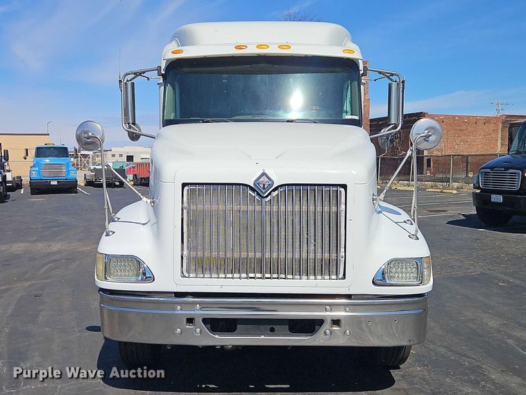 image for item EO7116 2006 International 9400i semi truck