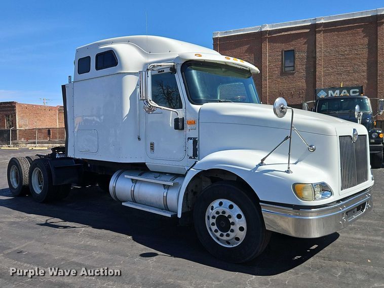 image for item EO7116 2006 International 9400i semi truck