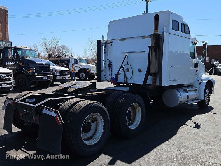 image for item EO7116 2006 International 9400i semi truck