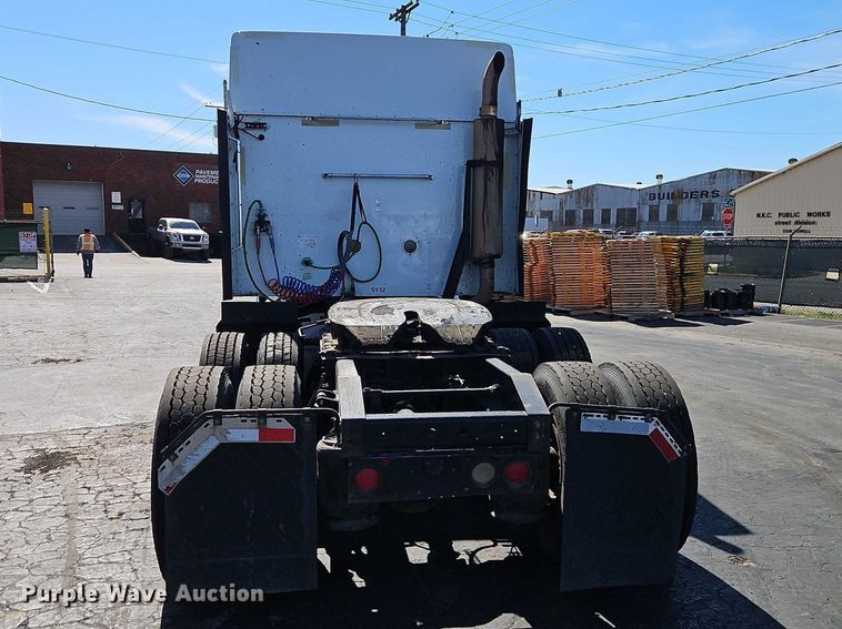 image for item EO7116 2006 International 9400i semi truck