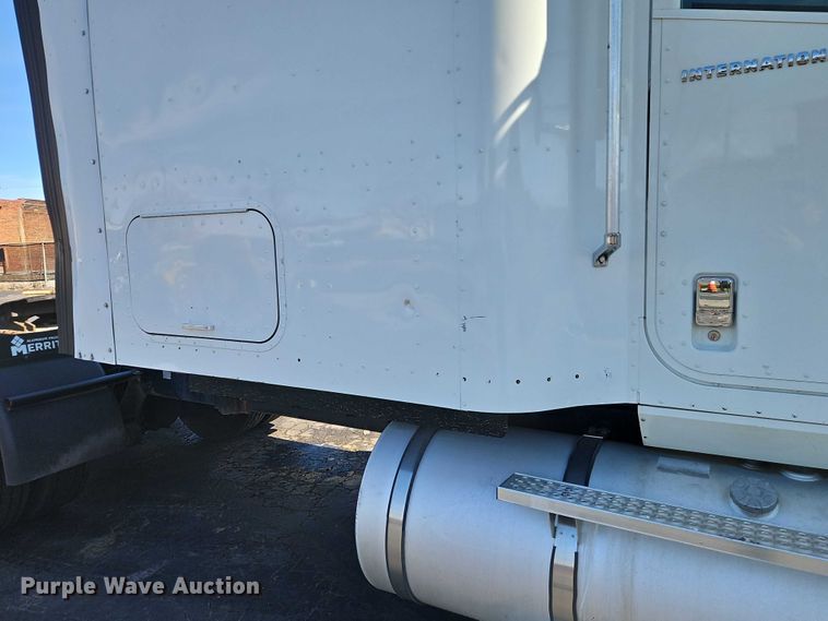 image for item EO7116 2006 International 9400i semi truck