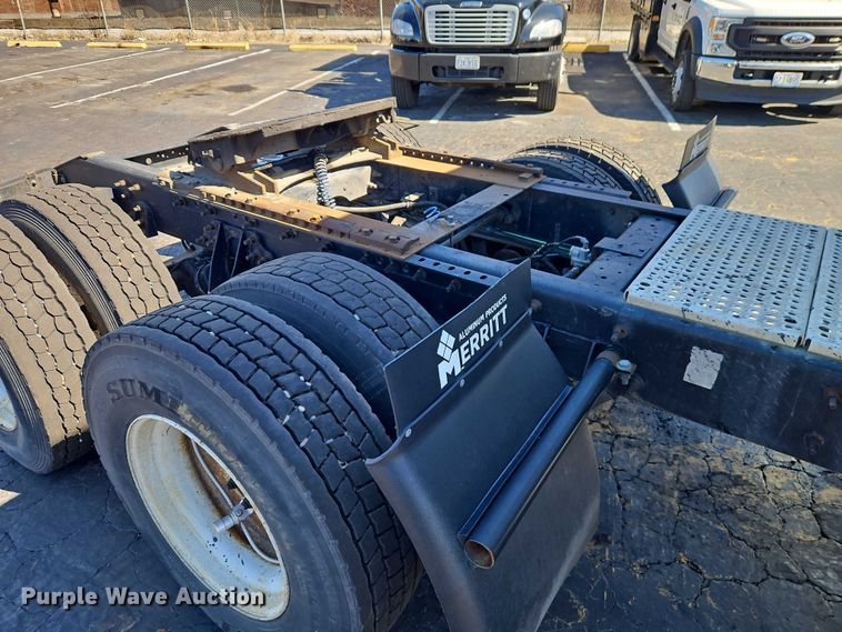 image for item EO7116 2006 International 9400i semi truck