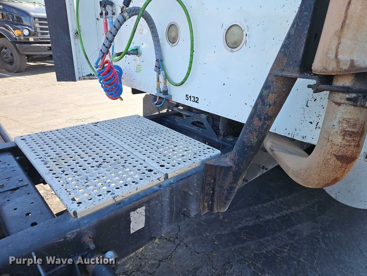 image for item EO7116 2006 International 9400i semi truck