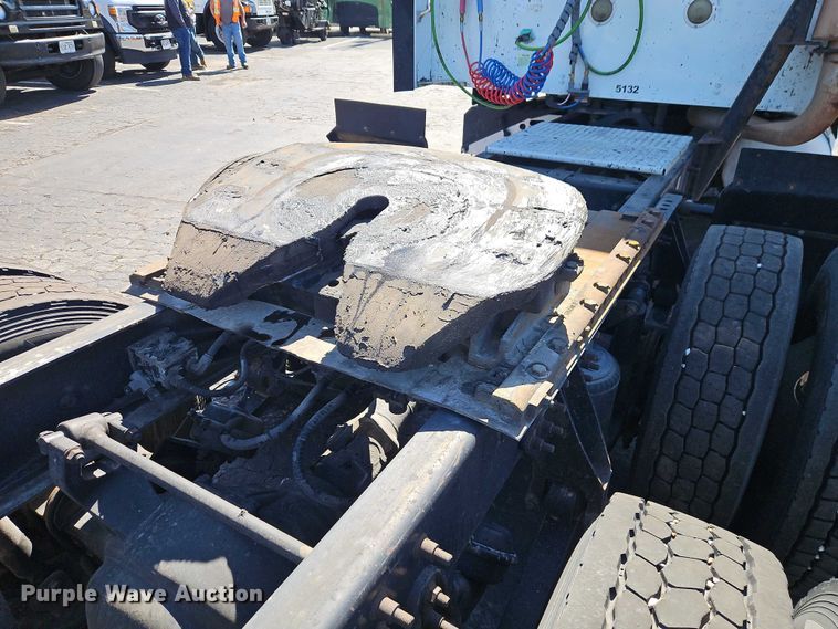 image for item EO7116 2006 International 9400i semi truck