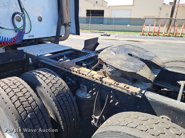 image for item EO7116 2006 International 9400i semi truck