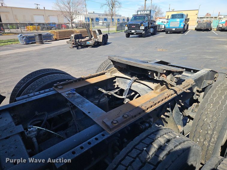 image for item EO7116 2006 International 9400i semi truck