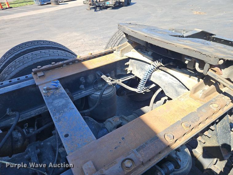 image for item EO7116 2006 International 9400i semi truck