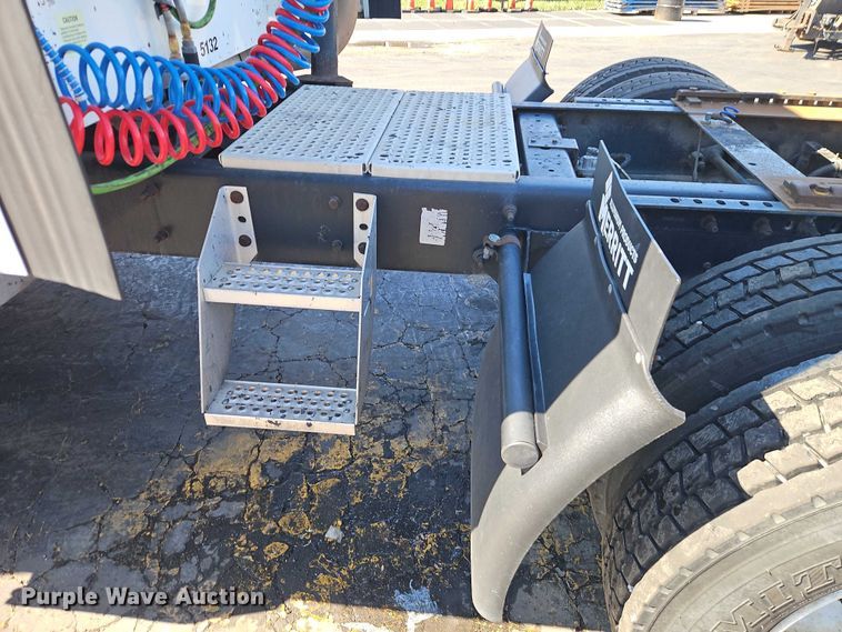 image for item EO7116 2006 International 9400i semi truck