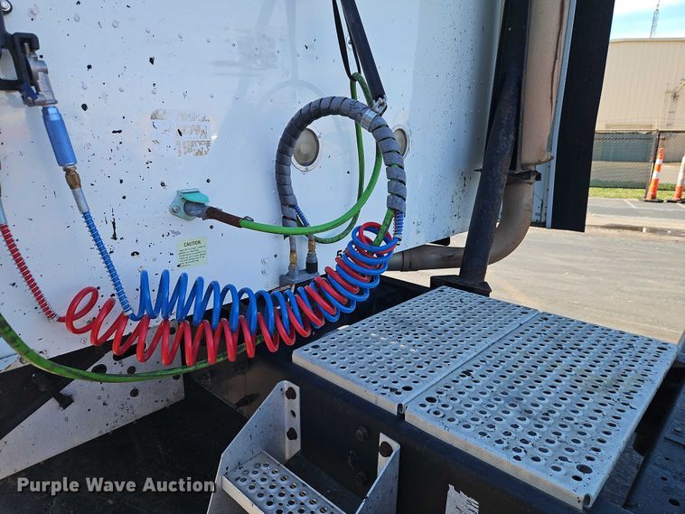 image for item EO7116 2006 International 9400i semi truck