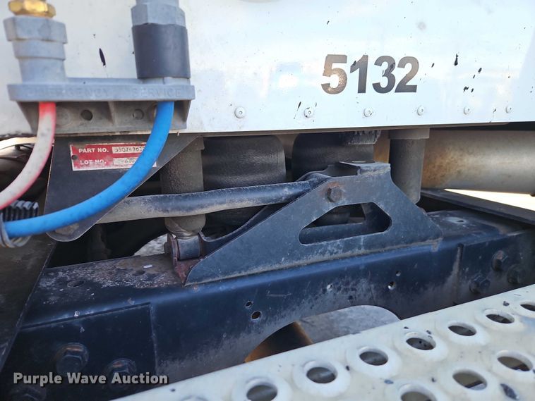 image for item EO7116 2006 International 9400i semi truck