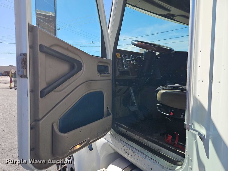 image for item EO7116 2006 International 9400i semi truck