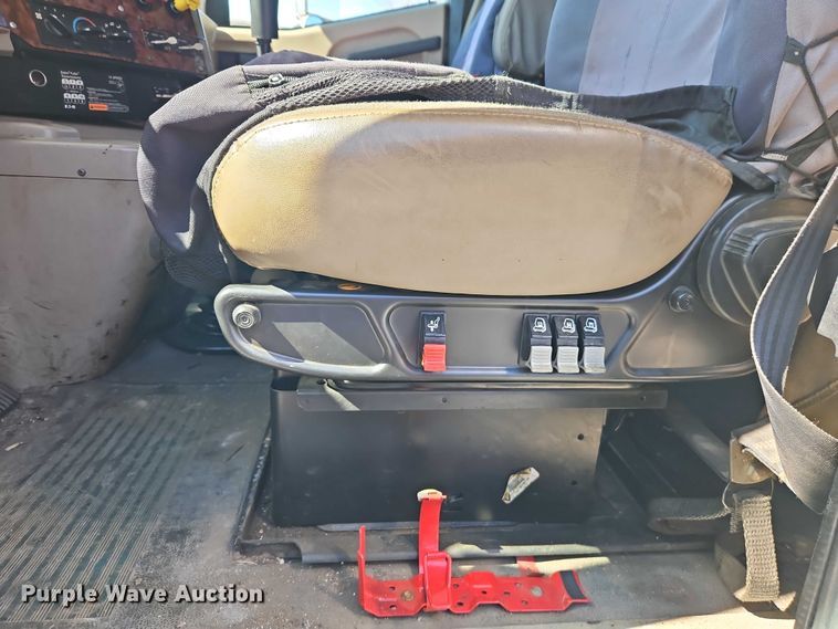 image for item EO7116 2006 International 9400i semi truck