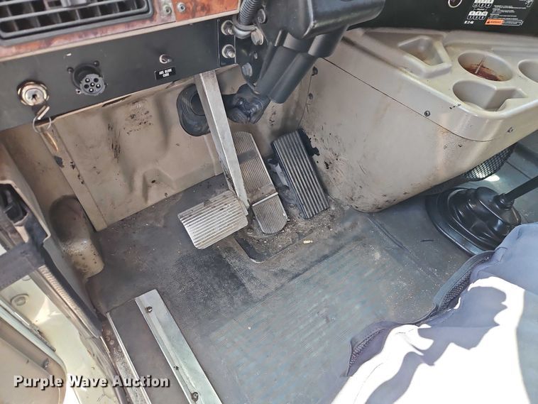 image for item EO7116 2006 International 9400i semi truck