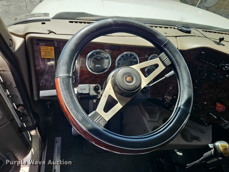 image for item EO7116 2006 International 9400i semi truck