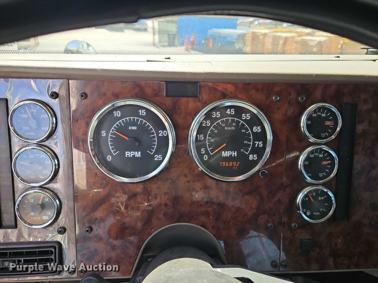 image for item EO7116 2006 International 9400i semi truck