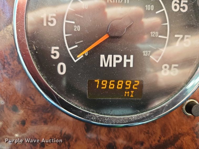 image for item EO7116 2006 International 9400i semi truck