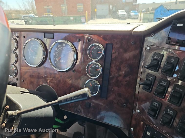 image for item EO7116 2006 International 9400i semi truck