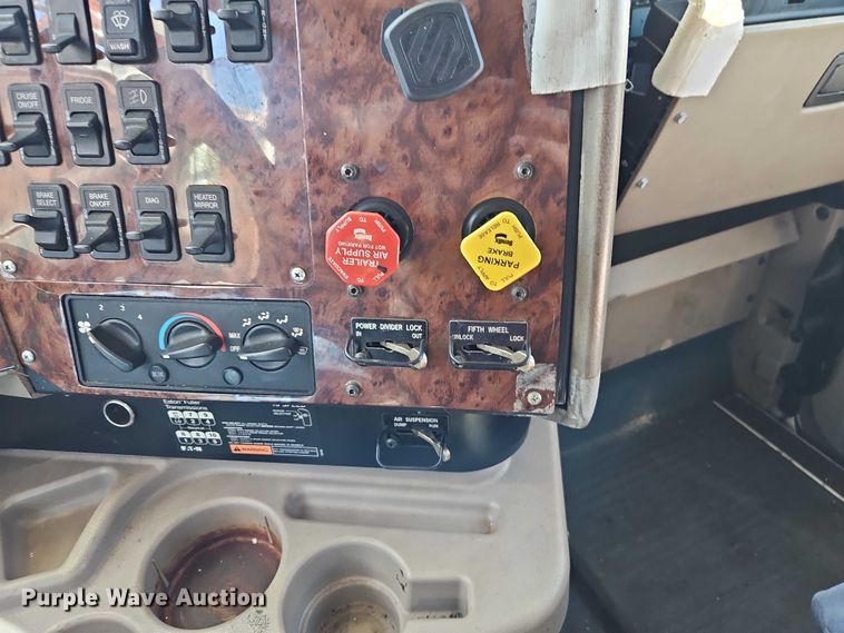 image for item EO7116 2006 International 9400i semi truck