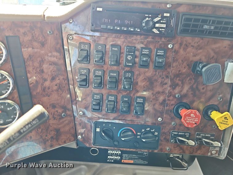 image for item EO7116 2006 International 9400i semi truck