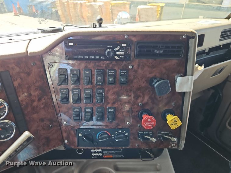 image for item EO7116 2006 International 9400i semi truck