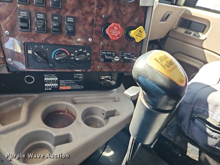 image for item EO7116 2006 International 9400i semi truck