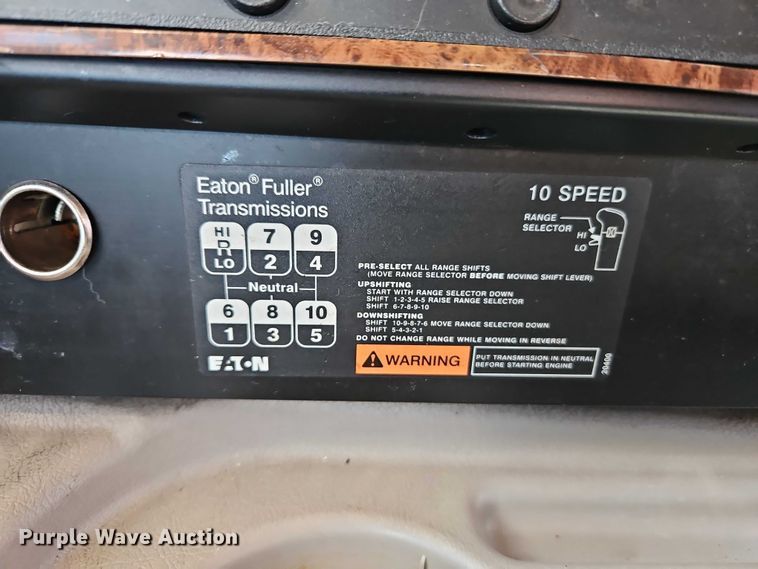 image for item EO7116 2006 International 9400i semi truck