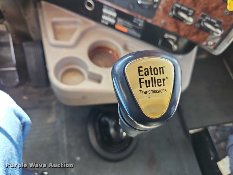 image for item EO7116 2006 International 9400i semi truck