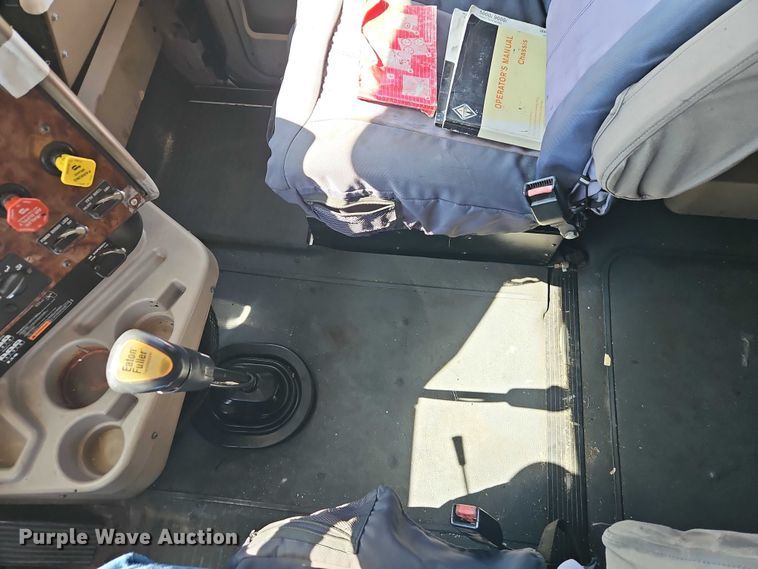 image for item EO7116 2006 International 9400i semi truck