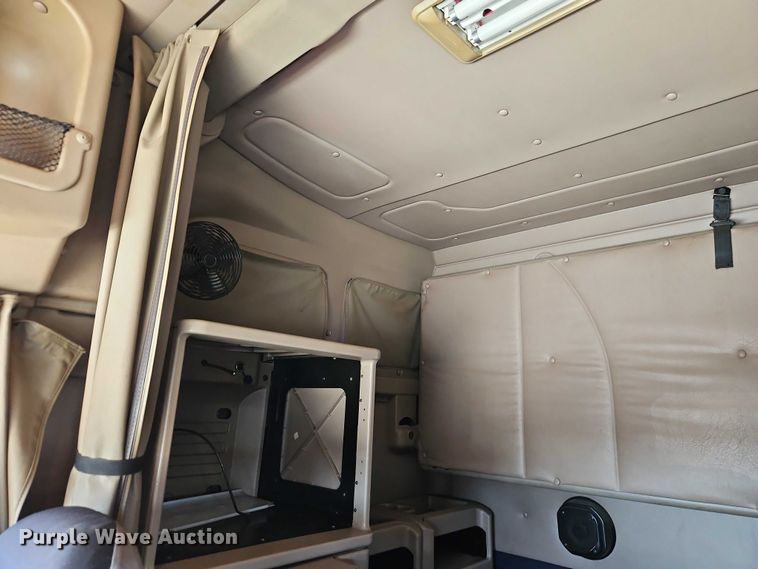 image for item EO7116 2006 International 9400i semi truck