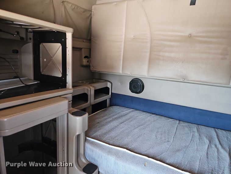 image for item EO7116 2006 International 9400i semi truck