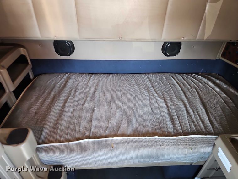 image for item EO7116 2006 International 9400i semi truck