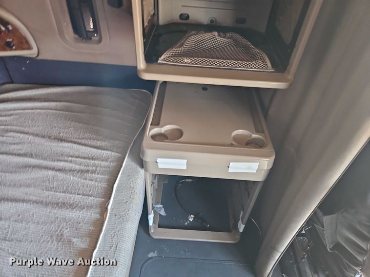 image for item EO7116 2006 International 9400i semi truck