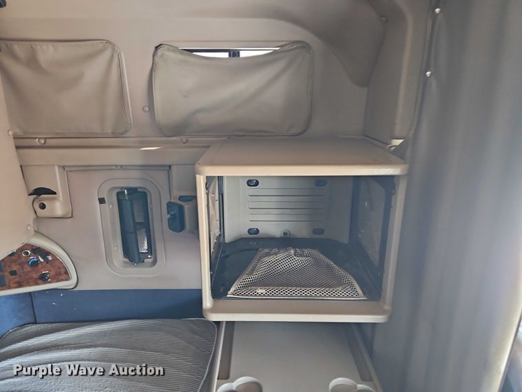 image for item EO7116 2006 International 9400i semi truck