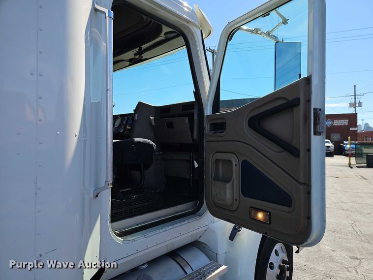 image for item EO7116 2006 International 9400i semi truck