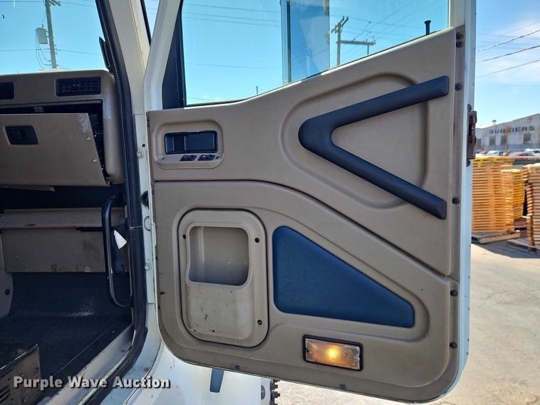 image for item EO7116 2006 International 9400i semi truck