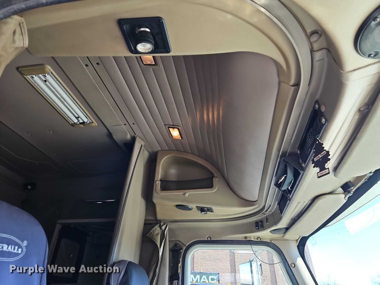 image for item EO7116 2006 International 9400i semi truck