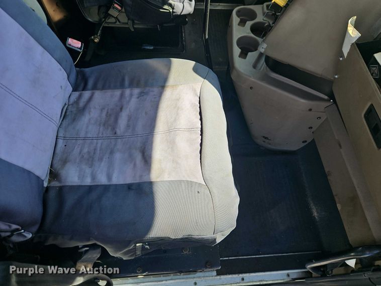 image for item EO7116 2006 International 9400i semi truck